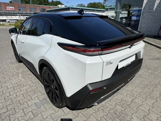 Toyota C-HR+ EXECUTIVE AWD 77 kWh NIEUW & DIRECT LEVERBAAR!! PREMIUM PACK PANO-DAK BLIND-SPOT PARK-SENSOREN 360° CAMERA STOEL/STUURVERW WARMTEPOMP EL-ACHTERKLEP / 4