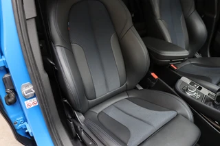 BMW X1 sDrive18i High Executive M Sport Pakket Automaat  / Navigatiesysteem Professional / Panoramadak / 18 Inch / LED / Stoelverwarming / Achteruitrijcamera / Extra Getint Glas / Harman Kardon / Shadow Line / Parkeersensoren voor+achter / 15