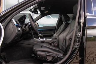 BMW 3-serie Touring 320i M Sport Edition | 2e eigenaar | NL auto | Camera | HiFi audio | Stoelverwarming | DAB | Head-up | Cruise control | LED | Park Assistant | PDC | Navigatie / 14