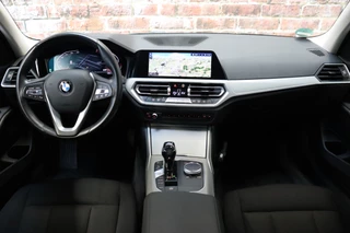 BMW 3 Serie Sedan 320i Executive Edition Automaat  / Trekhaak / Live Cockpit Professional / Cruise Control / Parkeersensoren / Neerklapbare Achterbank / Apple Carplay / Sportstuur / 16