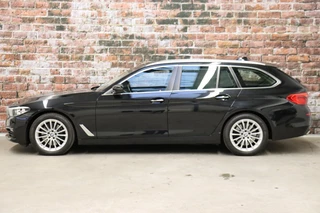 BMW 5 Serie Touring 540i xDrive High Executive Automaat  / Harman Kardon / Adaptief Onderstel / Driving Assistant / Achteruitrijcamera / Navigatie Professional / Cruise Control / Sportstoelen / Parking Assistant / Zonnescherm / Climate Control / 18 Inch / Stoelverwarming voor+achter / 4