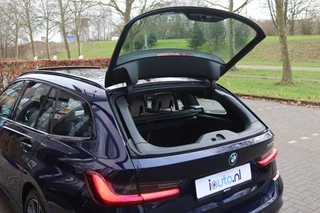 BMW 3 Serie Touring 330e M-Sport Shadow Line  Pano/Laser LED/Leder/360/Keyless/Headup/ACC/Dodehoek / 45