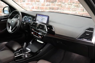 BMW X3 xDrive20i High Executive xLine Automaat  / Navigatie Professional / Leder / Trekhaak / 19 Inch / Adaptieve LED-koplampen / Stoelverwarming / Ambiance Verlichting / Parkeersensoren voor+achter / Sportstoelen / 18