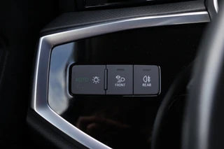 Audi Q3 45 TFSI Hybrid Edition Camera Trekhaak App-connect Stoelverwarming / 24