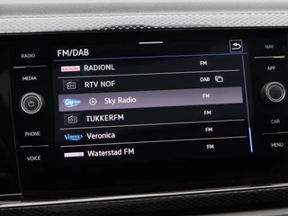 Volkswagen Taigo 1.0 TSi 110 Pk Automaat Life Business | Panorama dak | Adaptive cruise | Stoelverwarming | Trekhaak | CarPlay | 17 Inch | 86.564 Km !! / 26