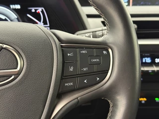 Lexus UX 250h Comfort Line | Trekhaak | Camera | Adaptive Cruise | Stoel-/Stuurverwarming | CarPlay / 14