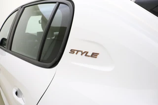 Peugeot 208 1.2 Hybrid e-DCS6 Style 110 PK | Automaat | Parkeersensor | Airco | Android auto / Apple Carplay | Cruise Control | Bluetooth | Nieuw uit voorraad leverbaar / 17
