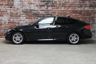BMW 3 Serie Gran Turismo 335i xDrive High Executive M Sport Pakket Automaat  / Navigatiesysteem Professional / Panoramadak / Trekhaak / Leder / Innovatiepakket / 18 Inch / Shadow Line / Active Cruise Control met Stop en Go-functie / Stoelverwarming / Climate Control / Xenon / Extra Getint Glas / 4