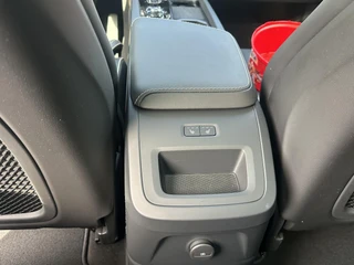 Volvo XC60 2.0 T6 Plug-in hybrid AWD Plus Black Edition LUCHTVERING | ELEK. TREKHAAK | STOEL + STOELVERWARMING | ACHTERBANK VERWARMD | HARMAN KARDON | RIJKLAAR | FABRIEKS GARANTIE T/M 7-2027 | PANO | / 21