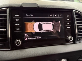 Skoda Karoq 1.5 TSI DSG 4x4 Sportline Business | 1800KG Trekgewicht | Carplay | Sportstoelen | Camera / 29
