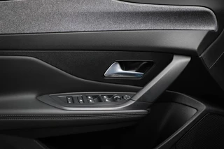 Peugeot e-408 Allure 58 kWh | NIEUW | COMFORT / CONNECT / 360 VISION & DRIVE ASSIST- PACK | STUURVERWARMING | DAB | APPLE | CAMERA / 32