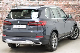 BMW X5 xDrive45e High Executive xLine Automaat  / Panoramadak / SOH 82% / Live Cockpit Professional / Trekhaak / Luchtvering / Stoelventilatie / Personal CoPilot Pack /  Comfortstoelen / Nappa Leder / Harman Kardon / Stoelverwarming / Head-Up Display / Active Steering / Individual Dashboard Leder / 5