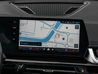 BMW iX1 eDrive20 67 kWh M Sport | SOH 100% | Trekhaak | Harman/Kardon | Keyless | LED | Camera | Navigatie | 18" / 22