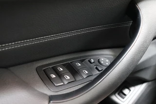 BMW X1 sDrive20i High Executive xLine Automaat  / Navigatiesysteem Plus / Trekhaak / Achteruitrijcamera / Leder / Head-Up Display / 19 Inch / Adaptieve LED-koplampen / Hifi / Sportstoelen / DAB / Stoelverwarming / Extra Getint Glas / Lichtpakket / 28