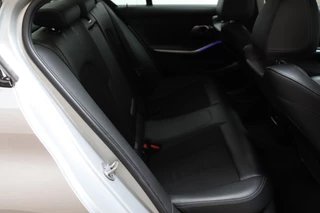 BMW 3 Serie Sedan 320i Executive Sport Line Automaat  / Live Cockpit Professional / M Sportstuurwiel / Shadow Line / 19 Inch / Climate Control / Sportstoelen / Bluetooth / Neerklapbare Achterbank / LED / Parkeersensoren voor+achter / 17