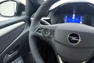 Opel Corsa Electric Long Range GS 51 kWh | NIEUW | tot 429km WLTP | 100kW snelladen | Climate control | Stoel- en stuurverwarming | Achteruitrijcamera | Navi via Apple Carplay/Android Auto | Sportstoelen / 21