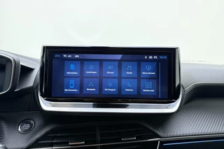 Peugeot e-2008 EV GT 54 kWh | Achteruitrijcamera | Dakrails | Cruise control | Climate control | Navigatie | Stof/lederen bekleding | 16" lichtmetalen velgen | Apple/Android carplay | 400km WLTP | 100% Elektrisch / 29