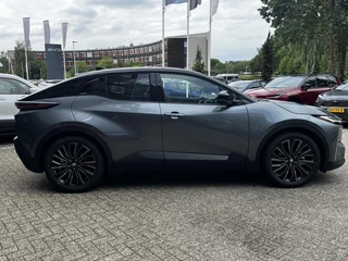 Toyota C-HR+ Executive AWD 77 kWh NIEUW DIRECT LEVERBAAR! 20'' LM-VELGEN STOEL/STUURVERW 360° CAMERA LEER EL-STOEL BLIND SPOT NAVI / 7