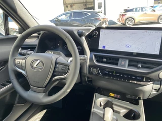 Lexus UX 300h Ultimate Edition DIRECT LEVERBAAR EL-ACHTERKLEP STUURVERW STOELVERW GROOT-SCHERM BLIND-SPOT / 42