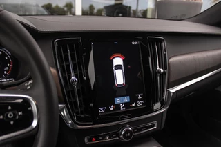 Volvo V90 2.0 B4 Business Pro Inscription| BTW auto | 1e eigenaar | NL auto | 20 inch | Panoramadak | Harman Kardon | BLIS | Stuurverwarming | Stoelverwarming | Head-up | Trekhaak | Cruise control / 26