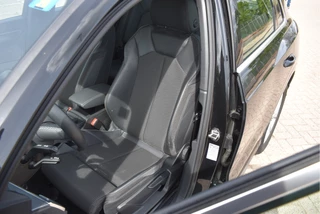 Audi Q3 45 TFSI e S edition S-Line 245 PK | NL-Auto | Keyless | Carplay | Virtual cockpit | DAB | Elekt.trekhaak | Full LED | Allweathers / 17