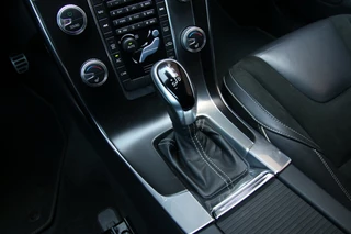 Volvo V60 2.0 T4 Momentum R-Design Camera achter | Parkeersensoren V+A | Navi / 18