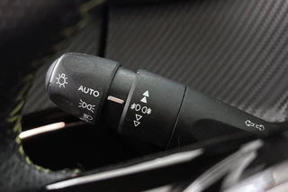 Peugeot e-2008 EV GT Pack 50 kWh Panoramadak Adaptieve Cruise Stoelverwarming / 38