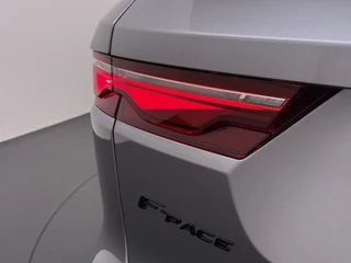 Jaguar F-PACE 2.0 P400e PHEV HSE VAN: 40.900,- VOOR: 38.877,- UW VOORDEEL: 2.023,- RIJKLAARPRIJS INCL 12 MND BOVAG GARANTIE| PANORAMA DAK | EL.STOELEN MET GEHEUGEN | HEAD UP | STOEL + STUUR VERWARMING | LEDER| 360 CAMERA / 4