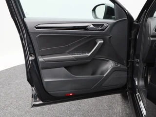 Volkswagen T-Roc 1.5 TSi R-Line Business 150 Pk Automaat | Trekhaak | Carplay | Virtual Cockpit | Adaptive Cruise | Keyless | Elektrische Achterklep | 18 Inch / 21