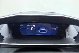 Peugeot e-2008 EV GT 54 kWh | Achteruitrijcamera | Dakrails | Cruise control | Climate control | Navigatie | Stof/lederen bekleding | 16" lichtmetalen velgen | Apple/Android carplay | 400km WLTP | 100% Elektrisch / 20