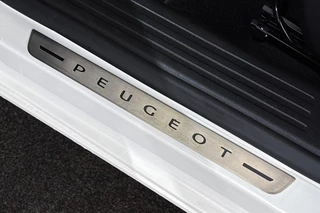 Peugeot e-2008 EV GT 50 kWh Achteruitrijcamera Apple Carplay Dodehoek LED Koplampen / 23