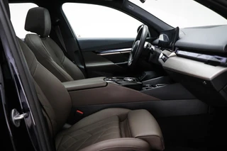 BMW 5-serie Touring 550e xDrive | INNOVATION / M SPORT PRO- PACK | PANORAMADAK | HEAD UP | STUURVERWARMING | 360 CAMERA | 20" / 5