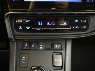 Toyota Auris Touring Sports 1.8 Hybrid Team D / 24