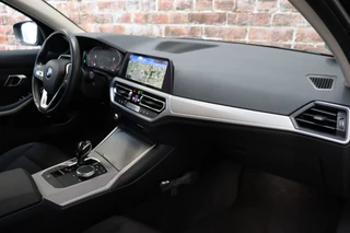 BMW 3 Serie Sedan 320i Executive Edition Automaat  / Trekhaak / Live Cockpit Professional / Cruise Control / Parkeersensoren / Neerklapbare Achterbank / Apple Carplay / Sportstuur / 19