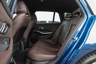 BMW 3-serie Touring 320e High Executive Sport Line | 1e eigenaar | NL auto | Driving Assistant | HiFi audio | LED | 18 inch | Stoelverwarming | DAB | Carplay | Navigatie | PDC / 18