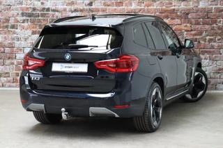BMW iX3 High Executive 80 kWh Automaat  / Driving Assistant Professional / SOH 97% / Live Cockpit Professional / Trekhaak / Panoramadak / Adaptief Onderstel / Leder / Harman Kardon / Shadow Line / Head-Up Display / Adaptieve LED-koplampen / DAB / 20 Inch / 4