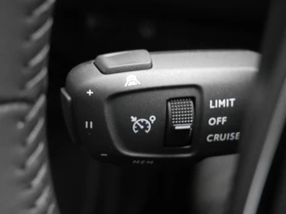 Peugeot e-2008 EV Allure Avantage 54 kWh | Camera rondom | Adaptieve cruise control | Navigatie | Draadloze telefoonoplader | Lichtmetalen velgen | Nieuwe auto | 406KM Actieradius WLTP / 18
