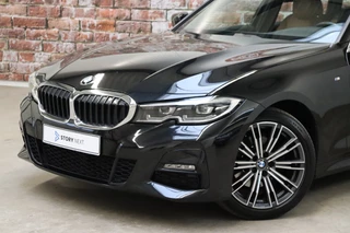 BMW 3 Serie Touring 320i High Executive M Sport Pakket Automaat  / Live Cockpit Professional / Leder / Achteruitrijcamera / DAB / Stoelverwarming / Hifi / Ambiance Verlichting / 18 Inch / LED / Chrome Line / Parkeersensoren voor+achter / Climate Control / 2