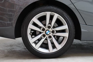 BMW 1 Series 118i Executive Sport Line Automaat 5 deurs / Navigatie Professional / LED / Trekhaak / Climate Control / 17 Inch / Bluetooth / Sportstoelen / Parkeersensoren / Lichtpakket / Cruise Control / Stoelverwarming / Neerklapbare Achterbank / 12