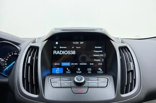 Ford Kuga 1.5 EcoBoost Titanium | Trekhaak | Achteruitrijcamera | Airco | Navigatie | Elektrische achterklep | Cruise control | Start/Stop bediening | Climate control | Parkeersensoren | Lederen/stof interieur | Stuurbediening / 24