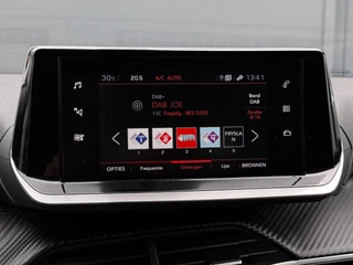Peugeot 2008 1.2 PT Allure | 130 PK | Trekhaak | Navigatie | NL-Auto | Parkeersensoren | Climate Control | / 19