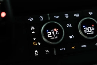 Land Rover | Defender 3.0 D250 110 MHEV SE | Luchtvering | Groot Infotainmentscherm | Premium Audio by Meridian | Black Pack | FULL LED | / 28