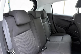 Peugeot 208 1.2 PureTech Blue Lion | Parkeersensoren | Navigatie | Radio | Stuurbediening | Climate control | Airco | / 14