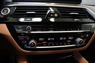 BMW 5 Serie Touring 520i High Executive Luxury Line Automaat  / Live Cockpit Professional / Laser Light / Cruise Control / Achteruitrijcamera / Stoelverwarming / Climate Control / Comfort Stoelen / Parking Assistant / 18 Inch / 25