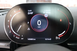 MINI Clubman Cooper S Chili Serious Business Automaat / Navigatiesysteem Professional / Panoramadak / Trekhaak / Leder / 19 Inch / Driving Assistant / Lichtpakket / Achteruitrijcamera / Climate Control / Harman Kardon / Stoelverwarming / 43