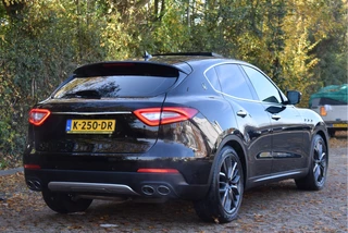Maserati Levante 3.0 V6 AWD GranLusso 350 pk Facelift Driver ass.Pack 1 | Open dak | Harman/Kardon | Camera | Luchtvering | Carplay | Keyless | DAB | Full LED | 20" / 6