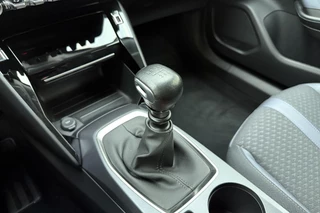 Peugeot 2008 1.2 Turbo 100pk Allure | Trekhaak | Navigatie | Achteruitrijcamera | Climate control | Parkeersensoren | Lichtmetalen velgen / 26