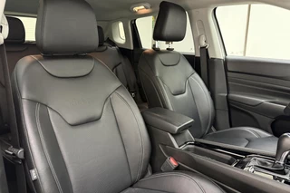 Jeep Compass 4xe 240pk Plug-in Hybrid Automaat S | Navigatie | Lederen bekleding | Achteruitrijcamera | Adapt. Cruise control | Electrische achterklep | Keyless | Zwart dak | 19" Lichtmetalen velgen / 14