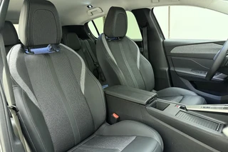 Peugeot 308 1.6 Plug-in Hybrid 180pk Automaat Allure Avantage | Navigatie | Apple Carplay/Android Auto | Achteruitrijcamera | Adapt. Cruise control | Climate control | Keyless entry | Stoel- en stuurverwarming / 14