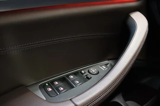 BMW X3 xDrive20i High Executive xLine Automaat  / Navigatie Professional / Leder / Trekhaak / 19 Inch / Adaptieve LED-koplampen / Stoelverwarming / Ambiance Verlichting / Parkeersensoren voor+achter / Sportstoelen / 29